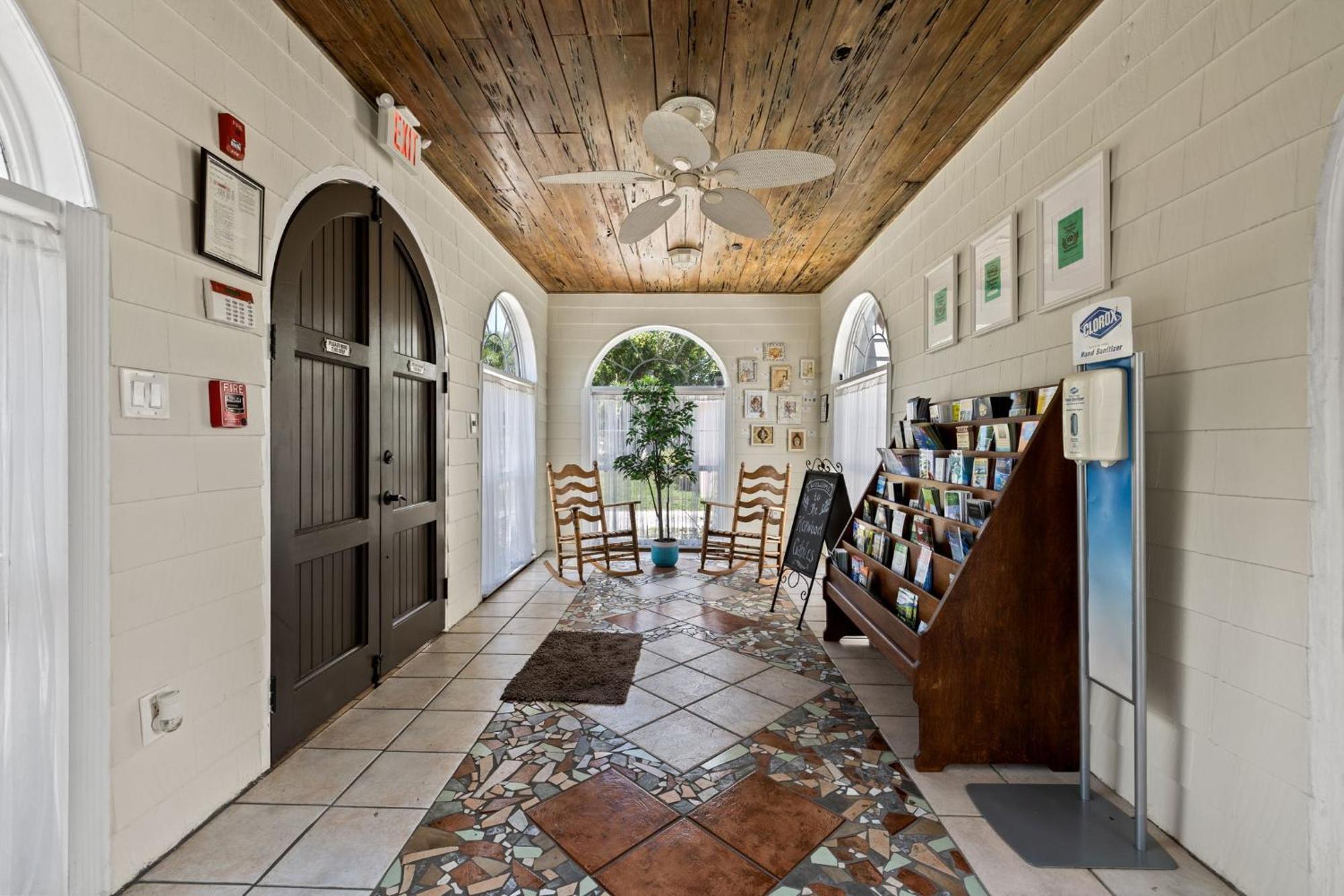 The Kenwood Gables Bed & Breakfast St. Petersburg Exterior photo