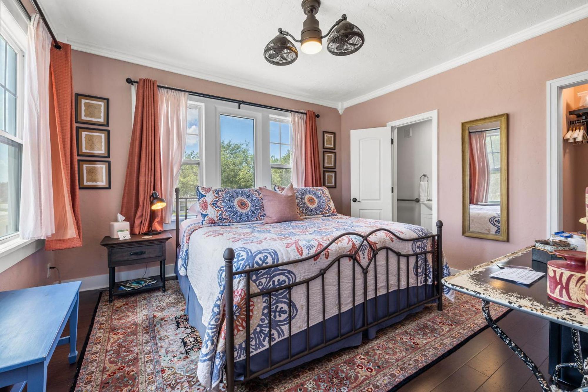 The Kenwood Gables Bed & Breakfast St. Petersburg Exterior photo
